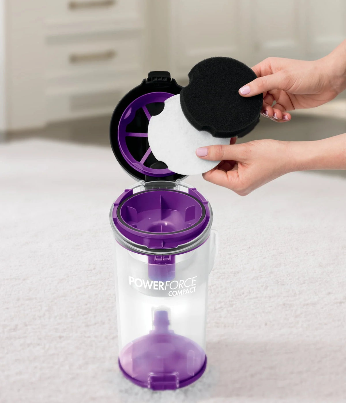 Compact Bagless Vacuum L732518