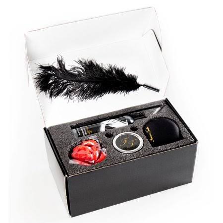 A Couple's Sensual Massage Kit Set with 500 Rose Petals, Aromatherapy Candle and Sensual Relaxing Mu D300864